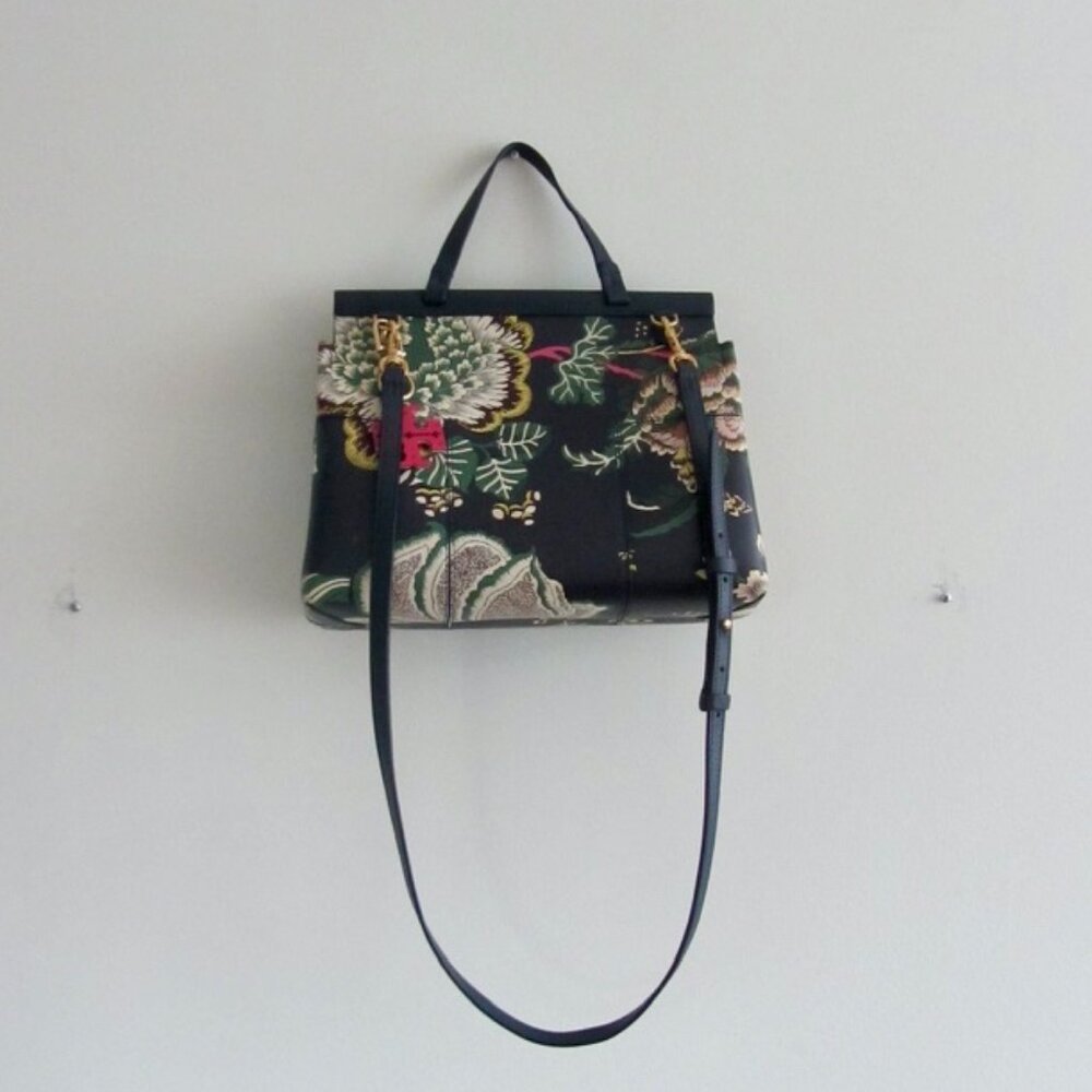 Tory Burch embroidered leather tote 🌿